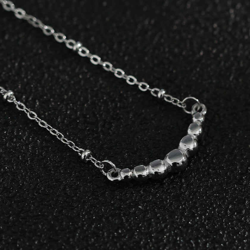 Chaîne en argent perlée KIMI avec pendentif en zircone pavé délicat.