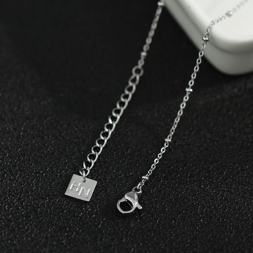 Chaîne en argent perlée KIMI avec pendentif en zircone pavé délicat.