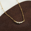 Chaîne dorée perlée KIMI avec pendentif en zircone pavé délicat.