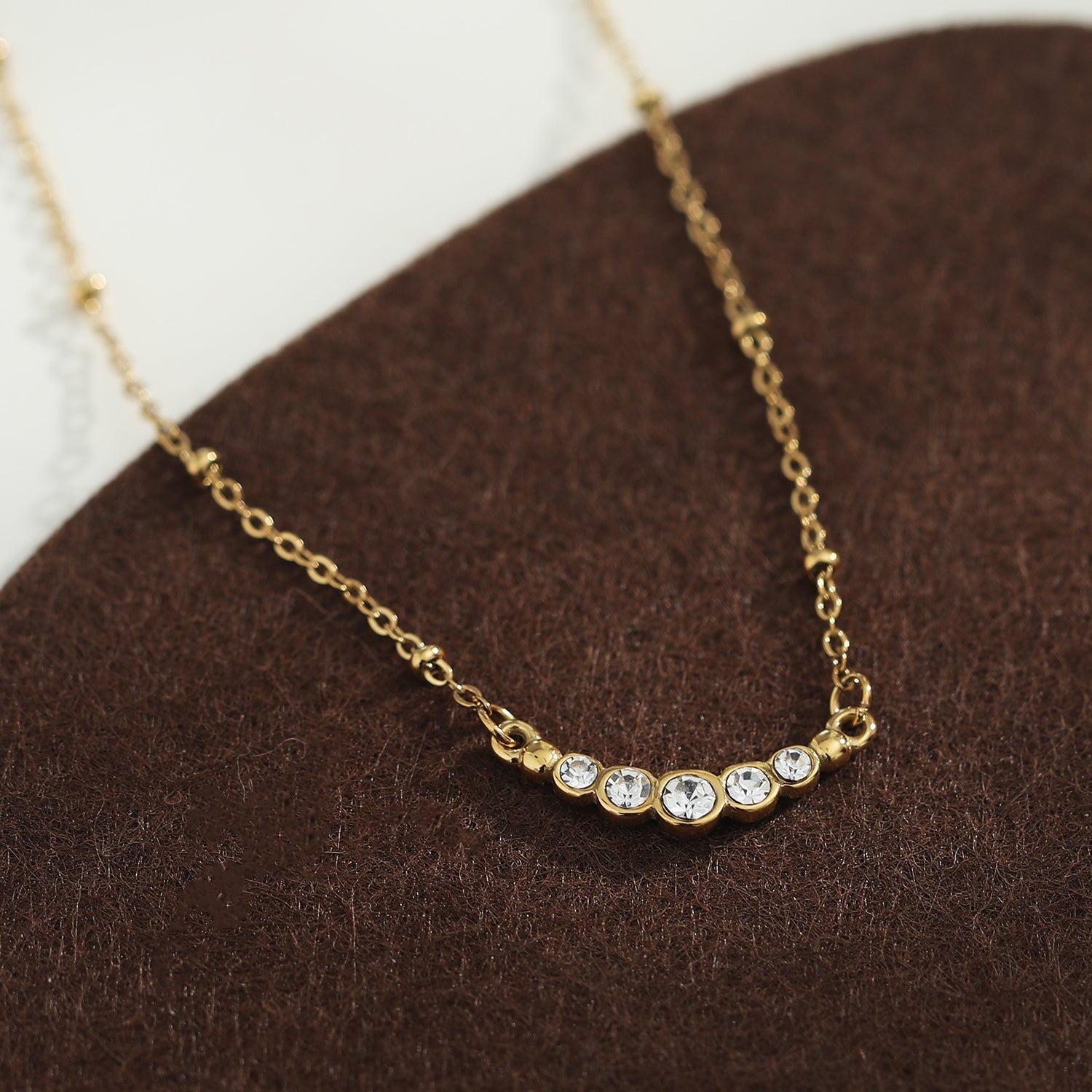 Chaîne dorée perlée KIMI avec pendentif en zircone pavé délicat.