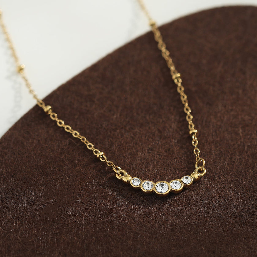 Chaîne dorée perlée KIMI avec pendentif en zircone pavé délicat.
