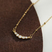Chaîne dorée perlée KIMI avec pendentif en zircone pavé délicat.