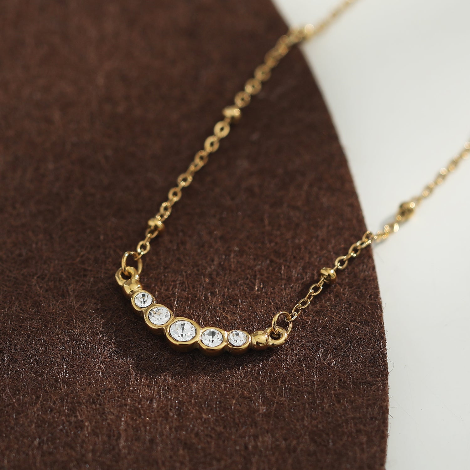 Chaîne dorée perlée KIMI avec pendentif en zircone pavé délicat.