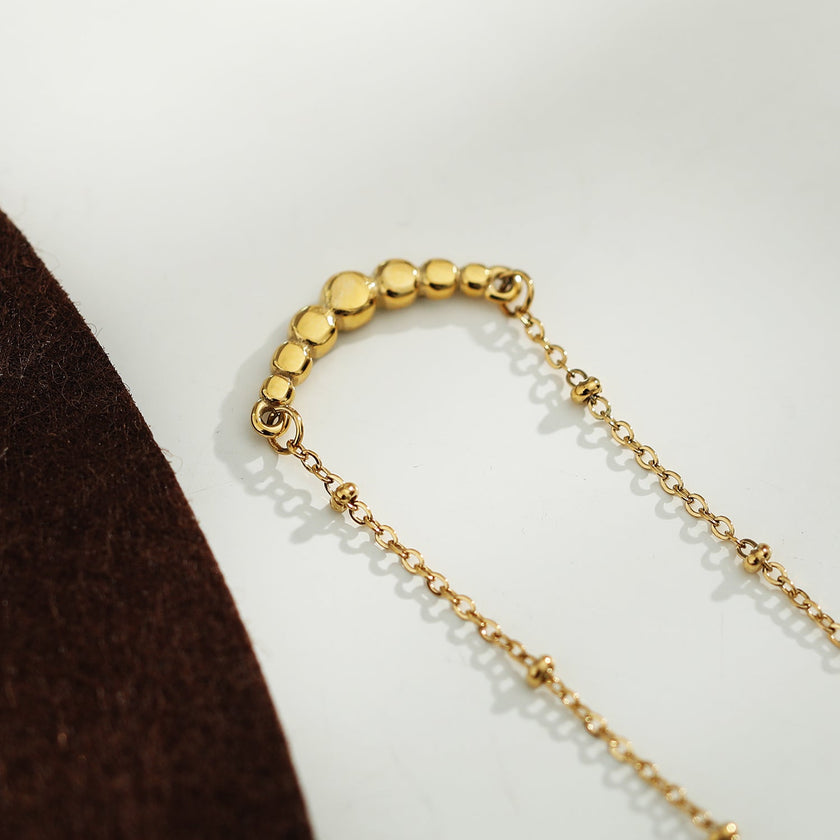 Chaîne dorée perlée KIMI avec pendentif en zircone pavé délicat.