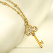 Collier UNLOK en or perlé avec pendentif clé orné de zircons.