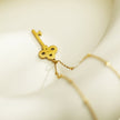 Collier UNLOK en or perlé avec pendentif clé orné de zircons.