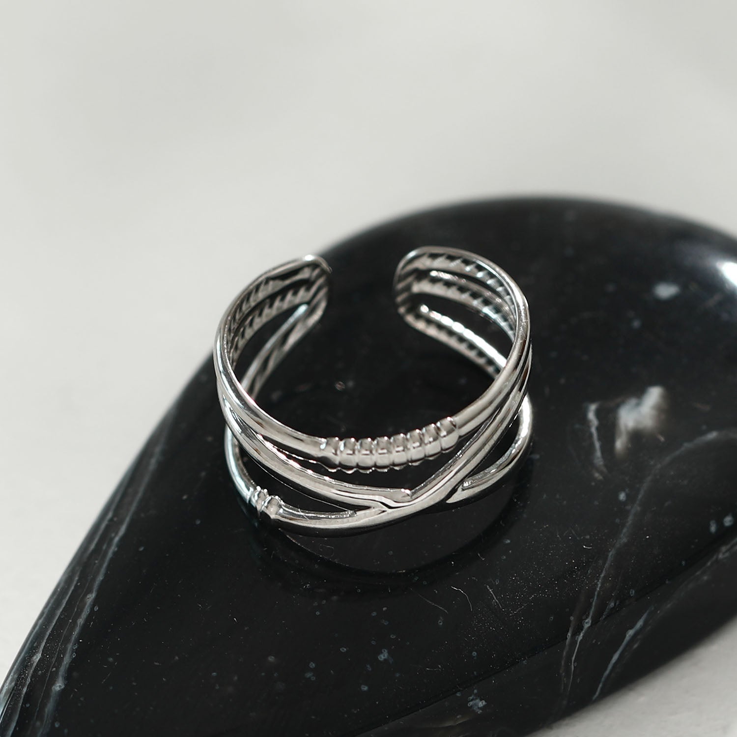 Bague en argent MIRANDA à trois anneaux entrelacés.