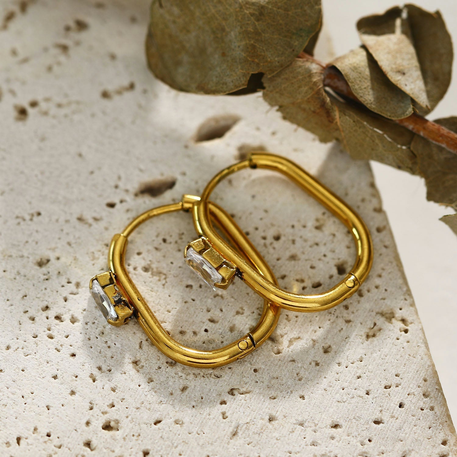 Boucles d'oreilles rectangulaires CABE avec zircone rectangulaire solitaire
