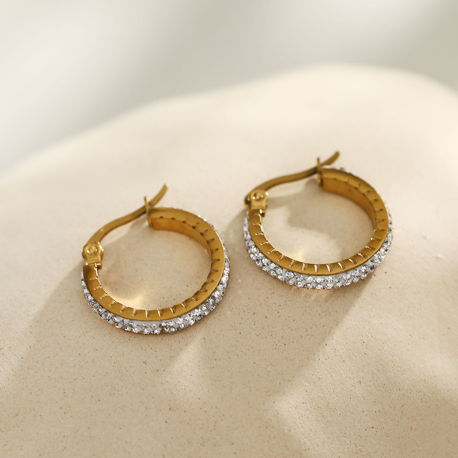 YARA : Boucles d'oreilles créoles en zircone 'Pavé All the Way' (petite taille) Or