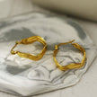 Boucles d'oreilles créoles ondulées GIZA 'Shape & Form'
