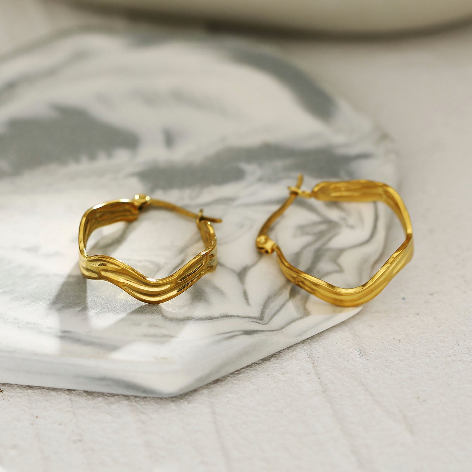 Boucles d'oreilles créoles ondulées GIZA 'Shape & Form'