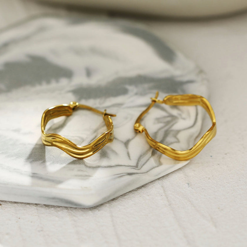 Boucles d'oreilles créoles ondulées GIZA 'Shape & Form'
