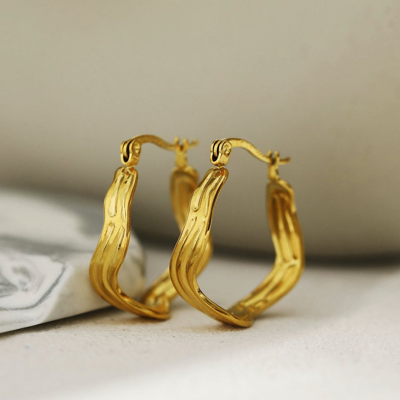 Boucles d'oreilles créoles ondulées GIZA 'Shape & Form'