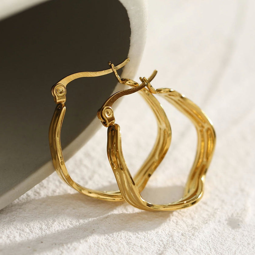 Boucles d'oreilles créoles ondulées GIZA 'Shape & Form'