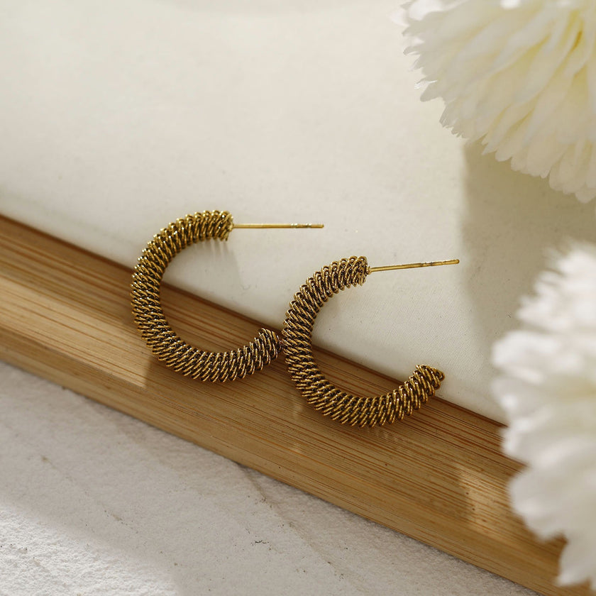 Boucles d'oreilles en forme de cercle en or à texture riche de KUMASI