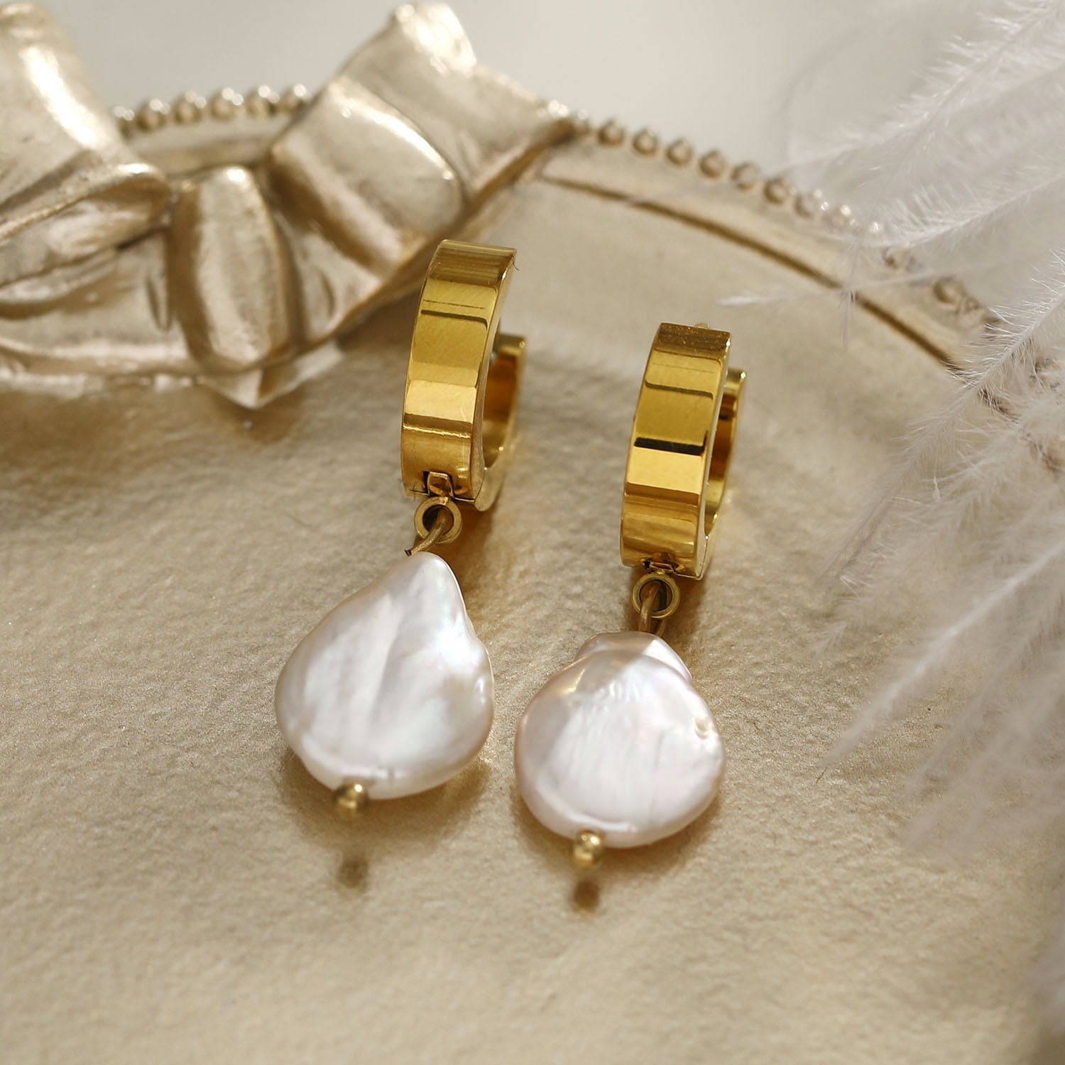 GAIA Gold : Perles d'eau douce baroque sur mini créoles larges.