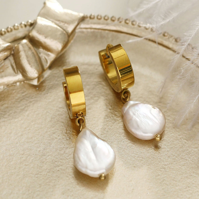GAIA Gold : Perles d'eau douce baroque sur mini créoles larges.