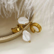 GAIA Gold : Perles d'eau douce baroque sur mini créoles larges.