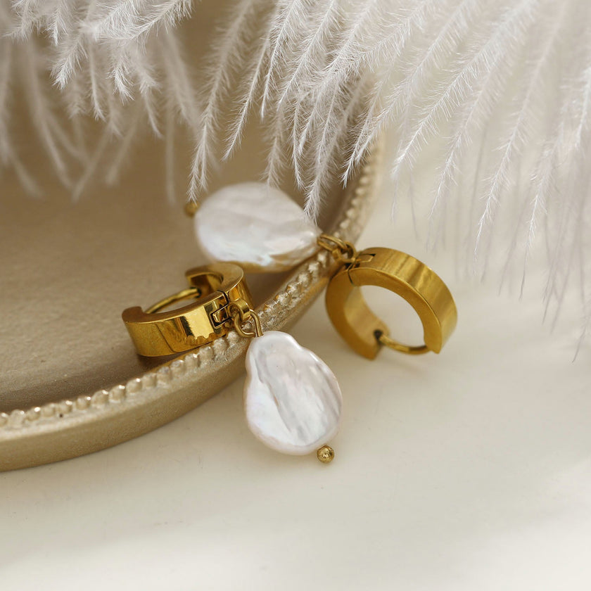 GAIA Gold : Perles d'eau douce baroque sur mini créoles larges.