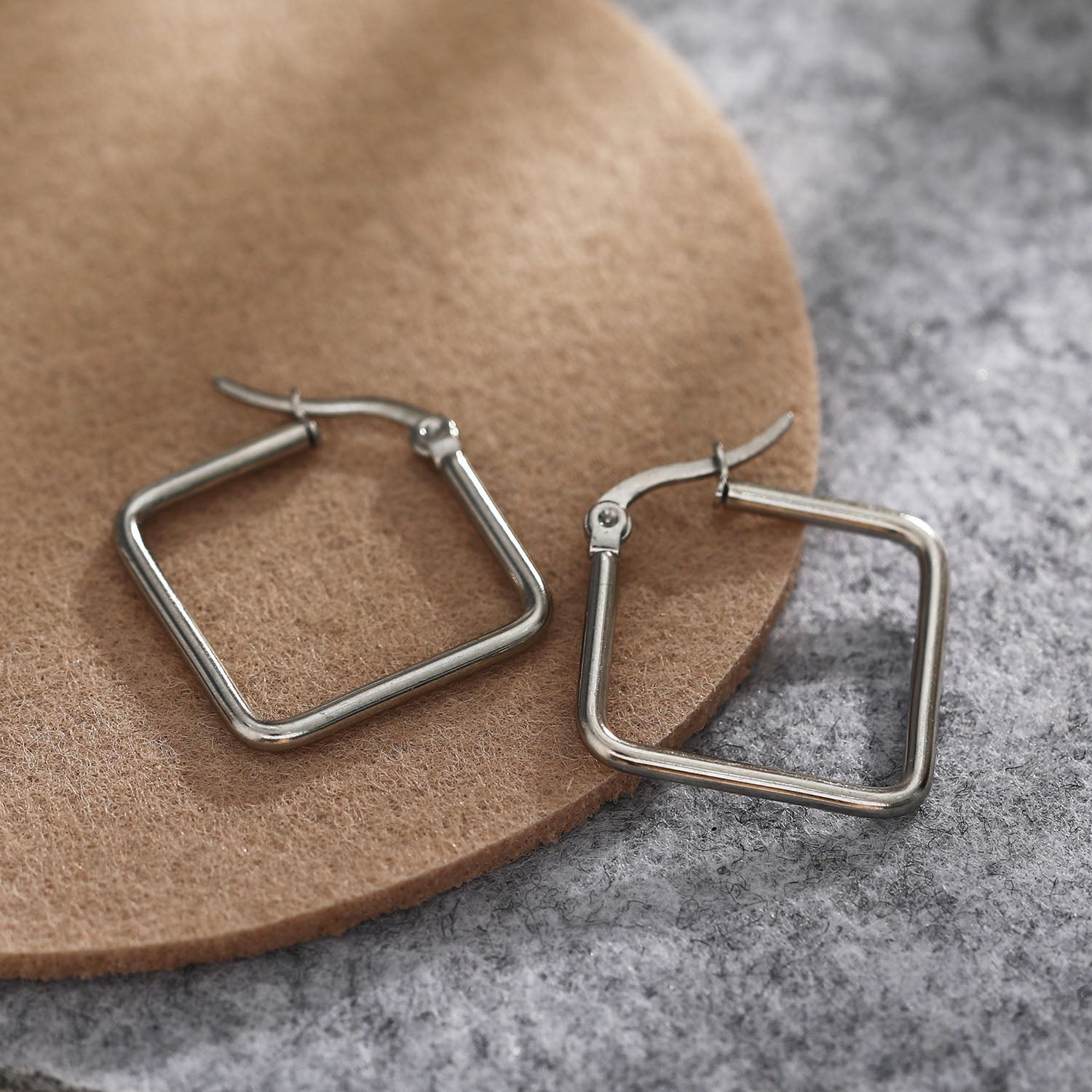 Boucles d'oreilles carrées REILYNN. En or et argent.