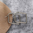 Boucles d'oreilles carrées REILYNN. En or et argent.