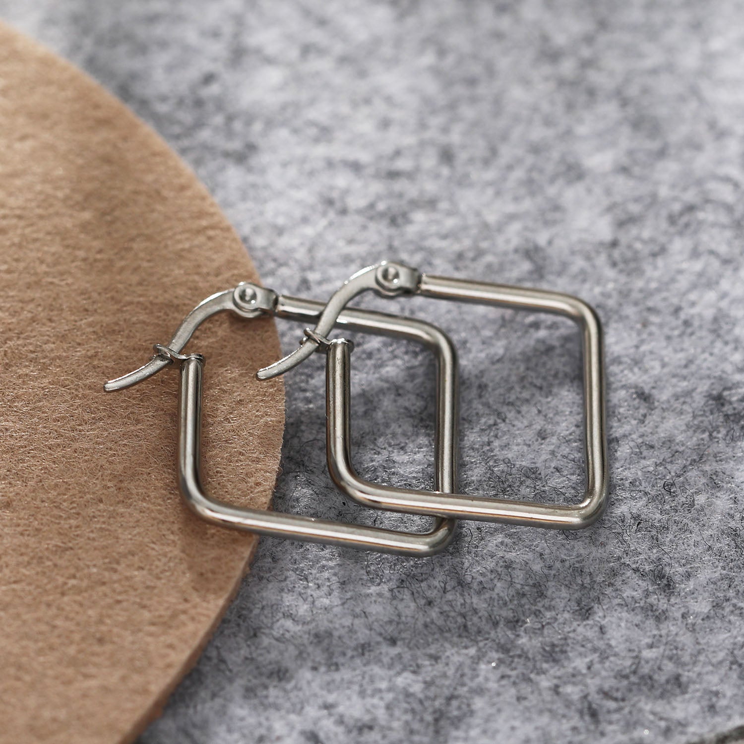 Boucles d'oreilles carrées REILYNN. En or et argent.