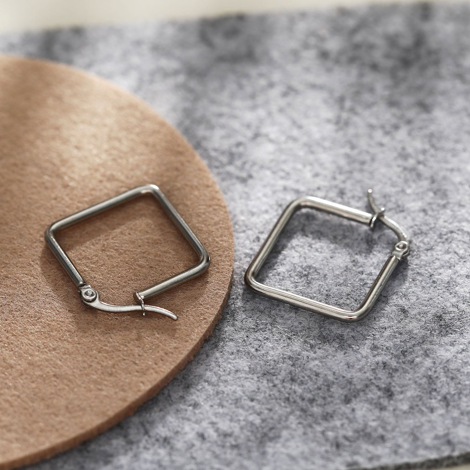 Boucles d'oreilles carrées REILYNN. En or et argent.