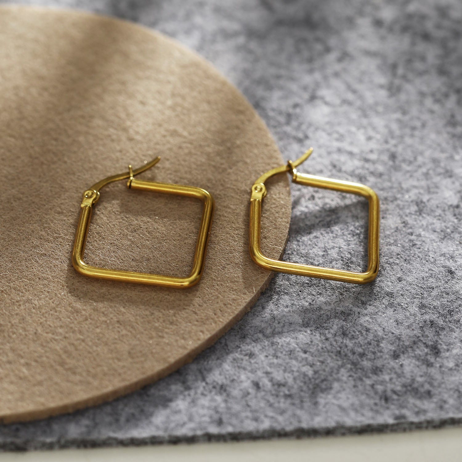 Boucles d'oreilles carrées REILYNN. En or et argent.