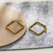 Boucles d'oreilles carrées REILYNN. En or et argent.