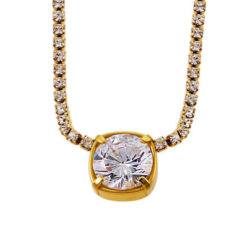 AURA : Collier avec pendentif en zircone serti dans un cadre sur une chaîne à perles de mini-zircone.