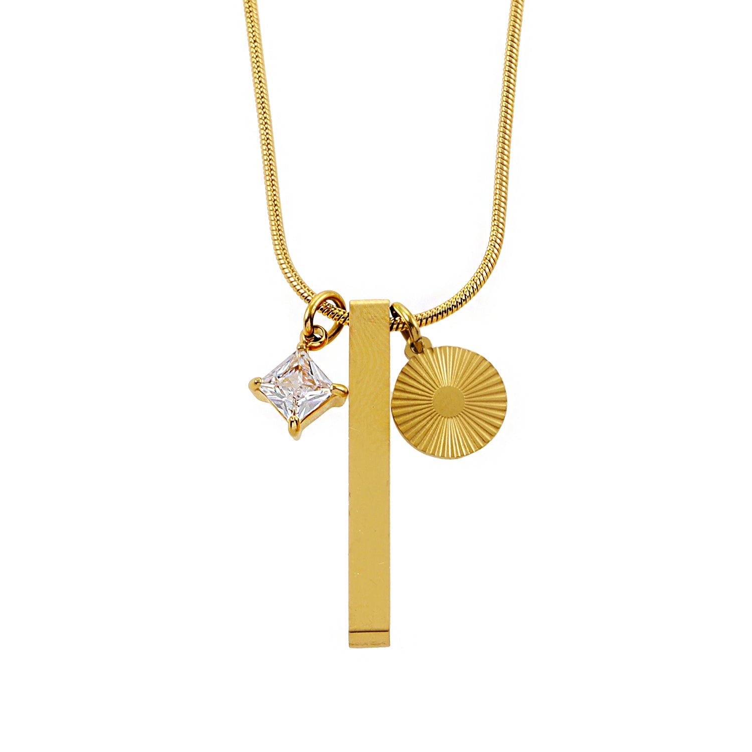 Style DEFNIE : Collier délicat à chaîne texturée effet peau de serpent, agrémenté d'un trio de breloques.