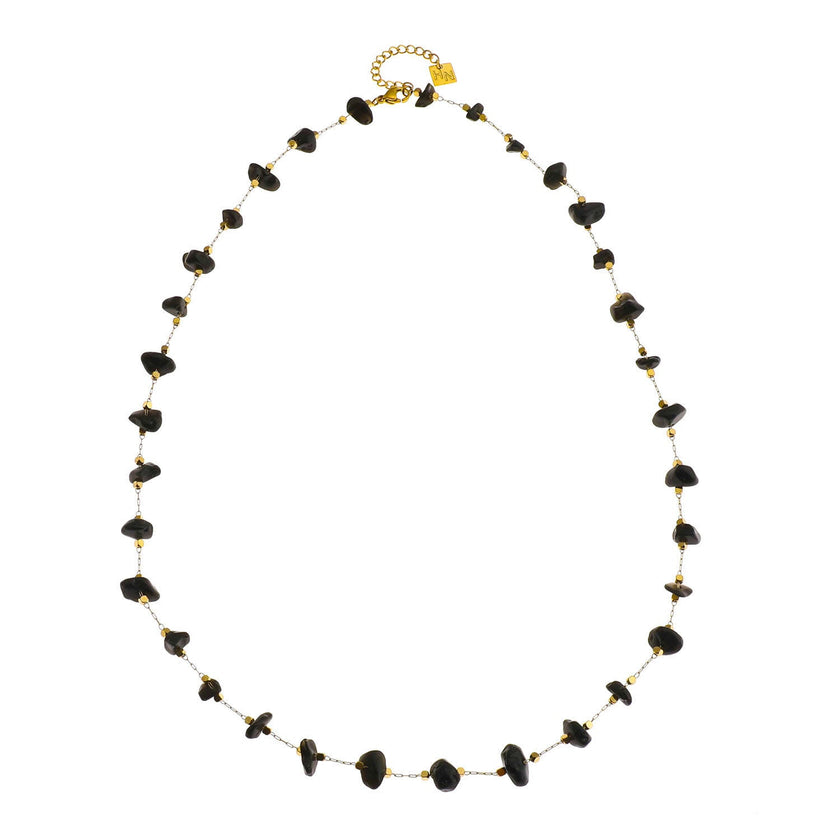 Collier SARA en perles carrées dorées miniatures et pierres naturelles noires.