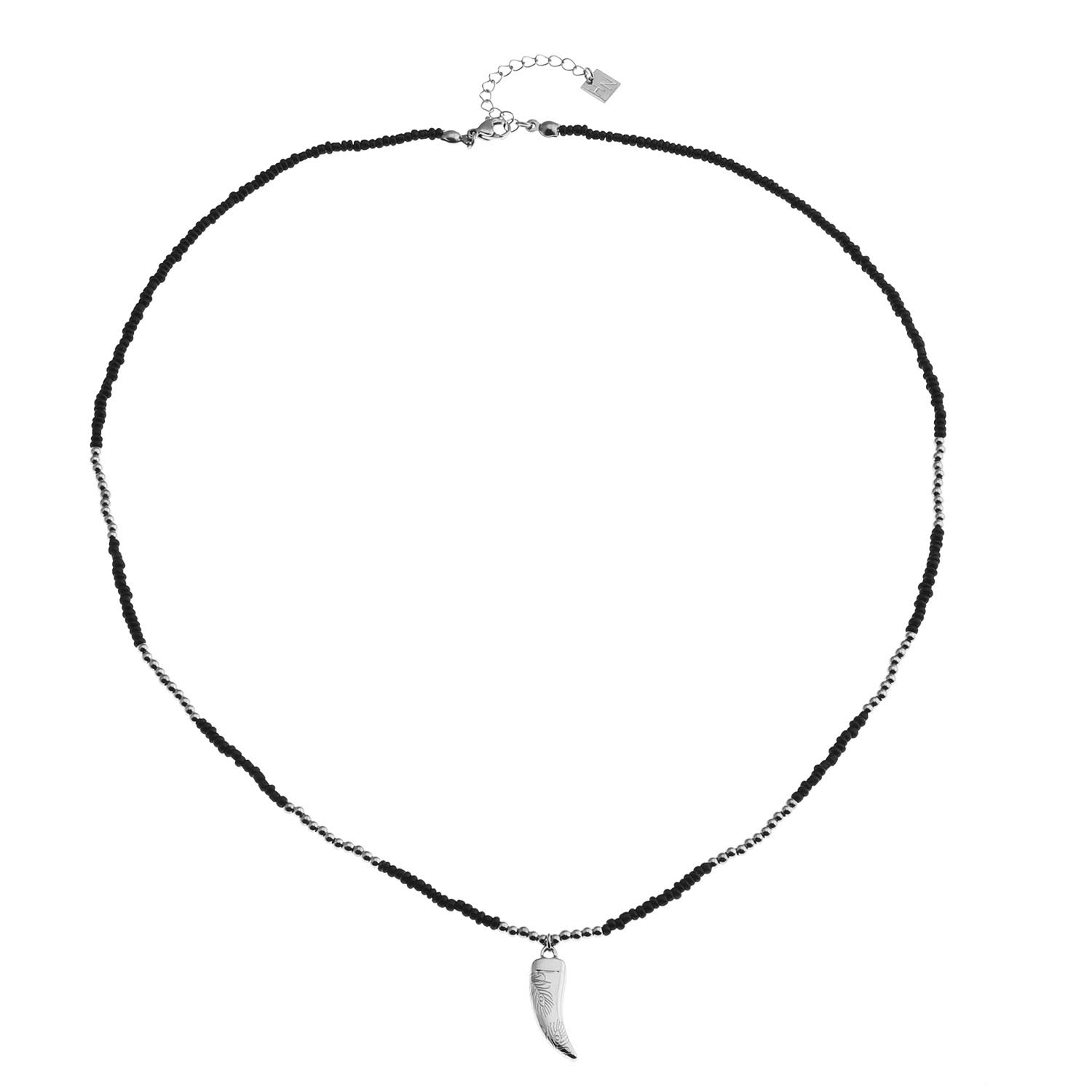 Collier RITA à chaîne perlée noir et argent avec pendentif dent en argent gravé.