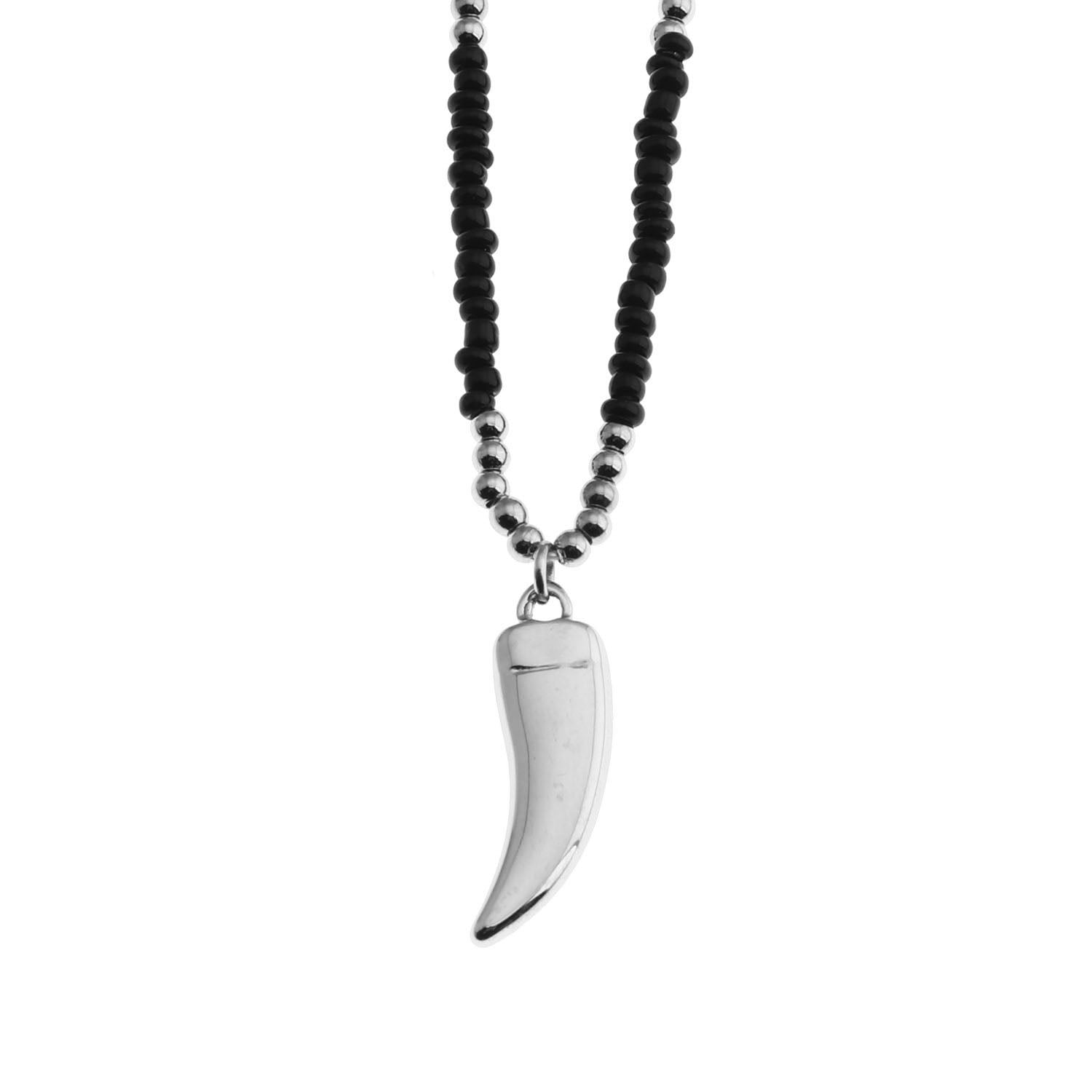 Collier RITA à chaîne perlée noir et argent avec pendentif dent en argent gravé.