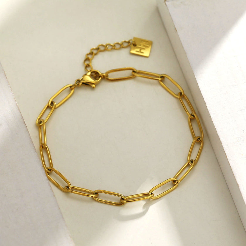 HAKILA : Bracelet en chaîne à maillons dorés, style trombone, essentiel.