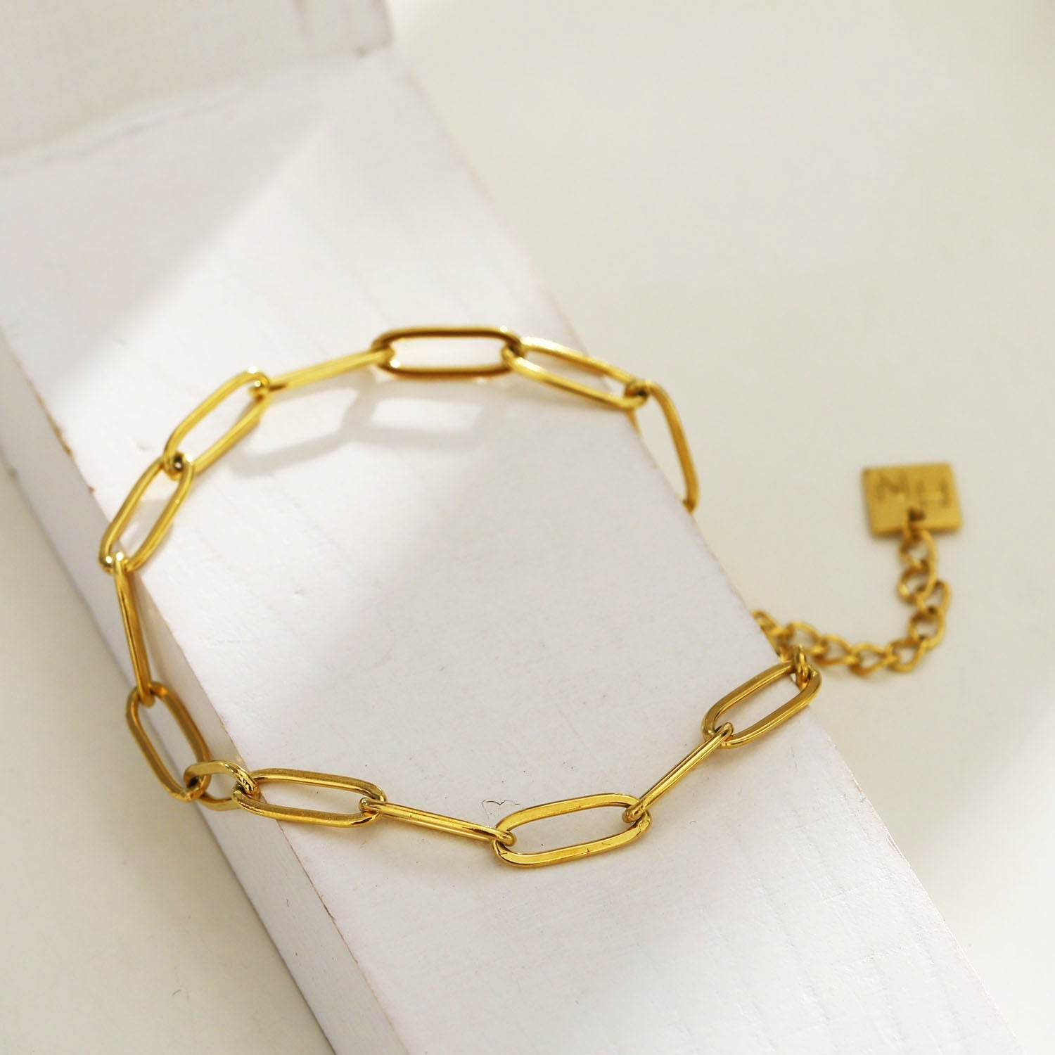 HAKILA : Bracelet en chaîne à maillons dorés, style trombone, essentiel.