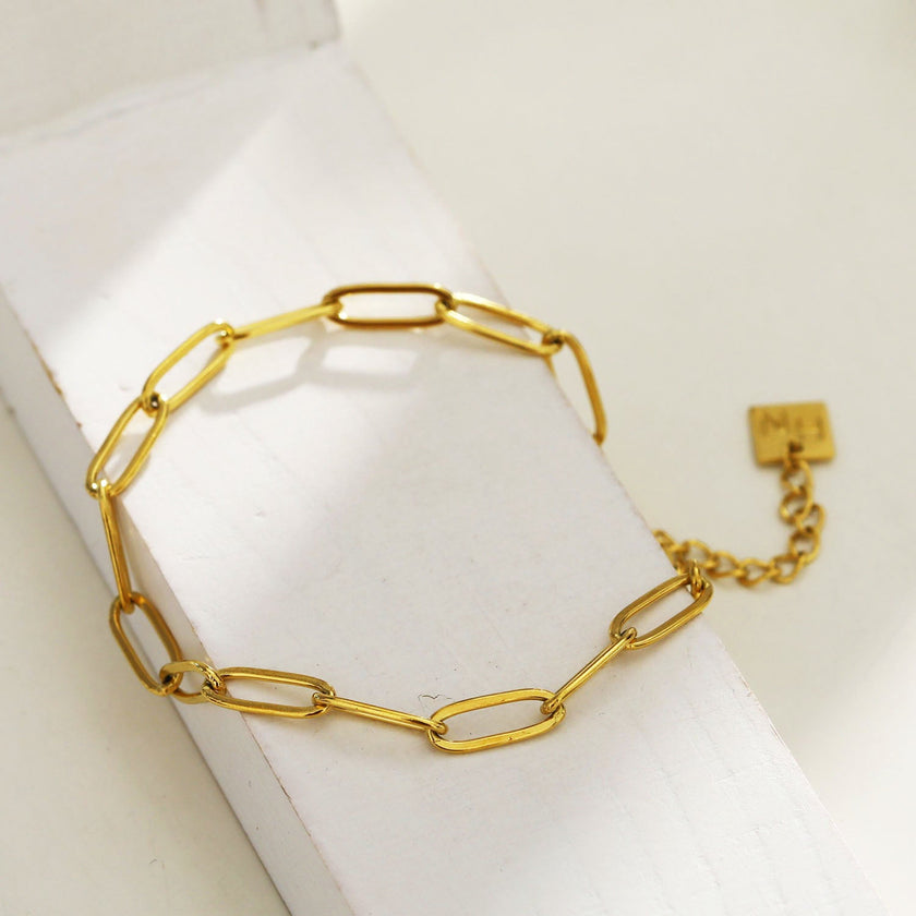 HAKILA : Bracelet en chaîne à maillons dorés, style trombone, essentiel.