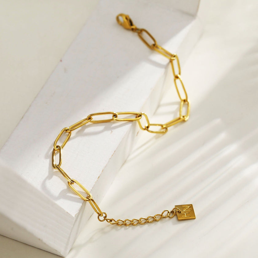 HAKILA : Bracelet en chaîne à maillons dorés, style trombone, essentiel.