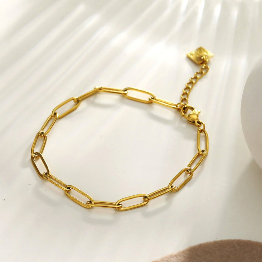 HAKILA : Bracelet en chaîne à maillons dorés, style trombone, essentiel.