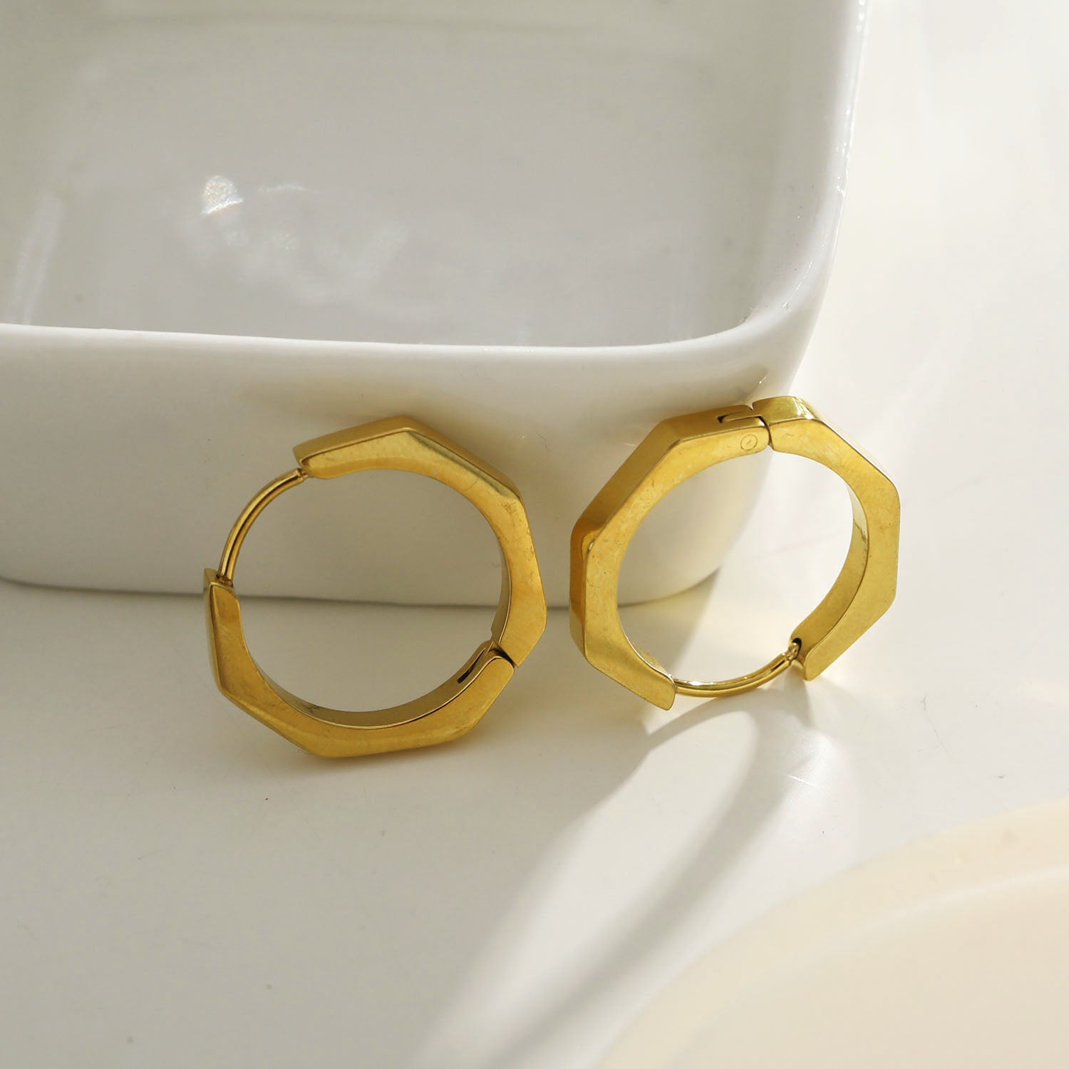 BOLZANO Gold : Boucles d'oreilles créoles hexagonales contemporaines