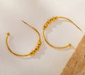 CHARIS : Boucles d'oreilles rondes classiques rehaussées d'une multitude de perles décoratives.