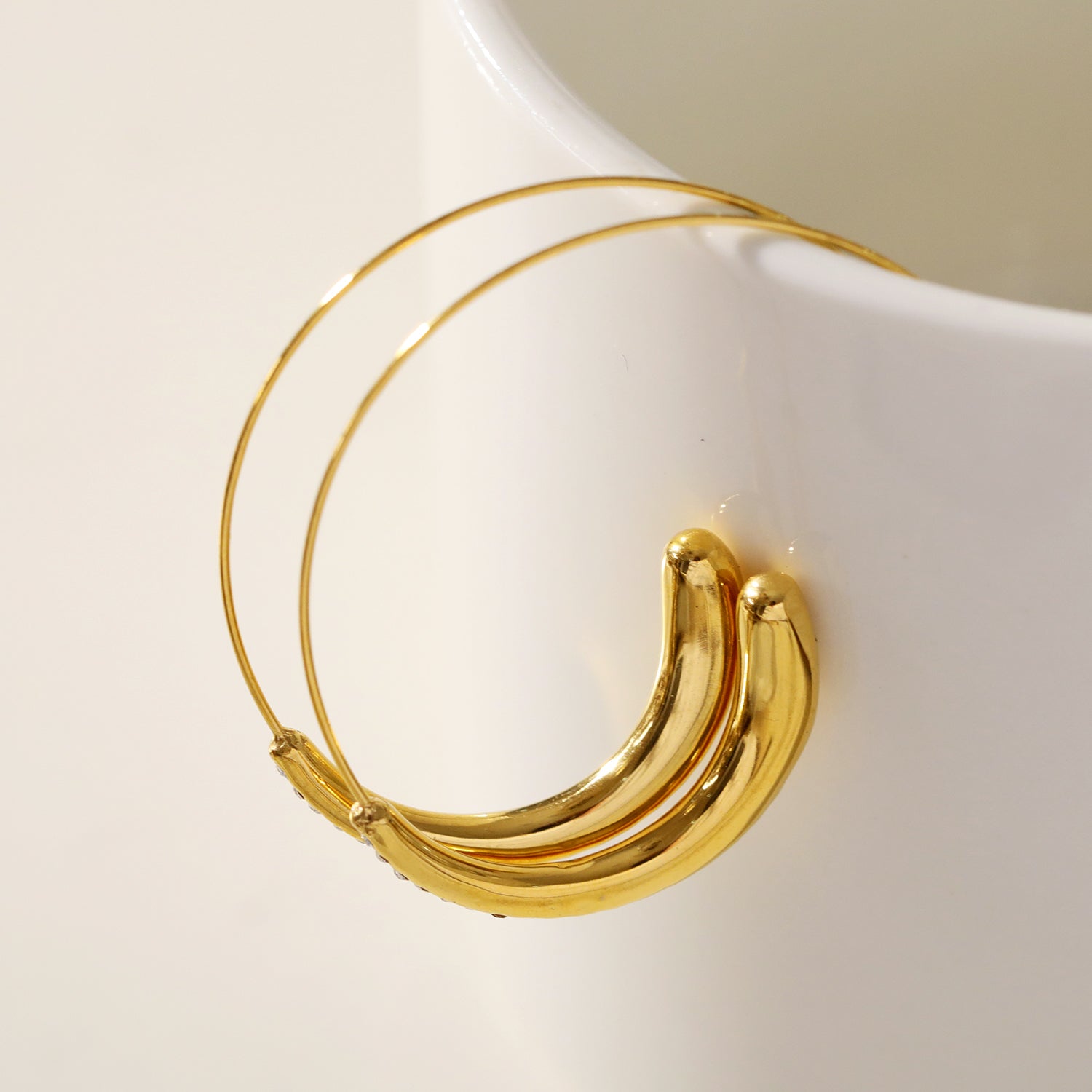 LYSSA : Boucles d'oreilles géométriques - Élégance incurvée avec des strass scintillants.