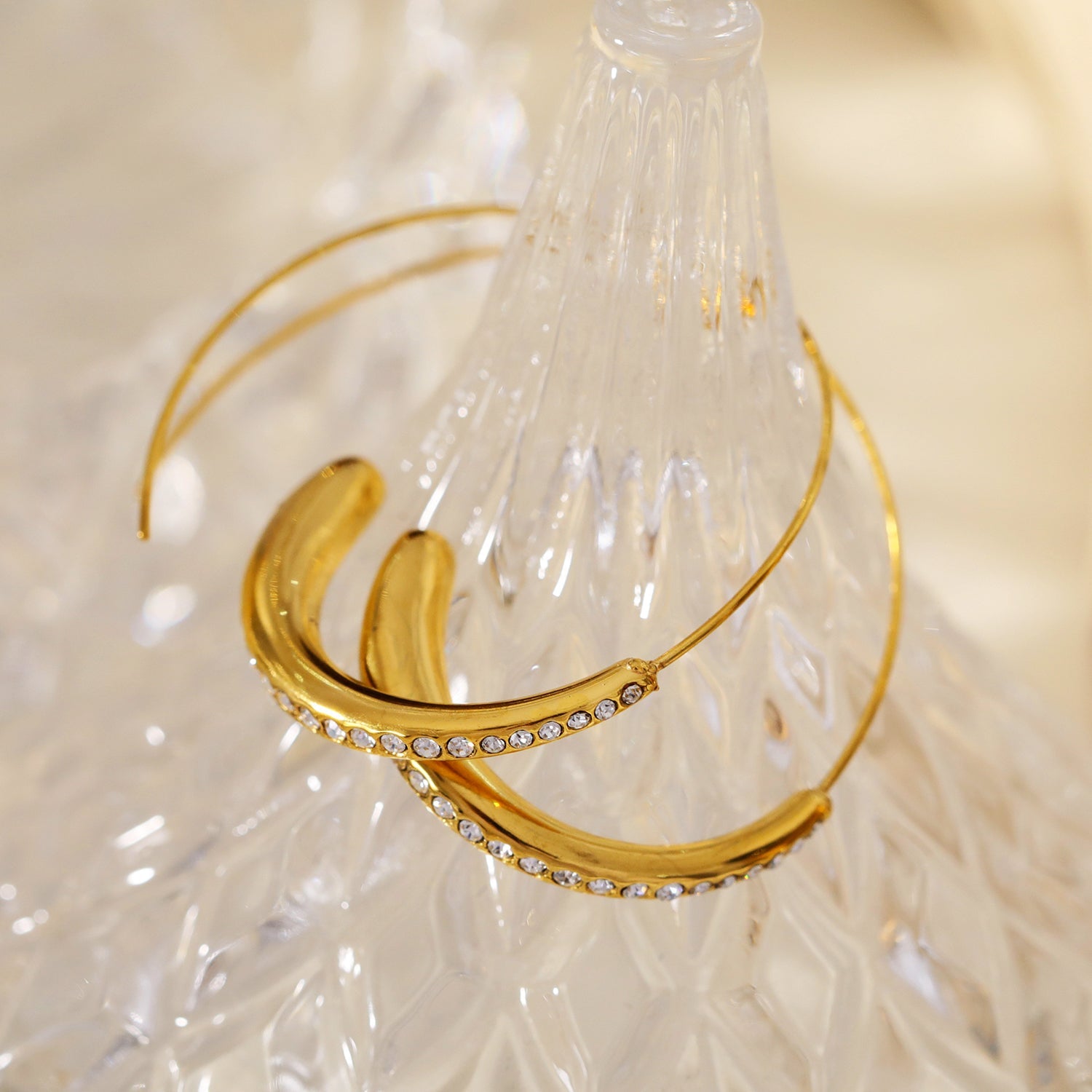 LYSSA : Boucles d'oreilles géométriques - Élégance incurvée avec des strass scintillants.