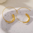 LYSSA : Boucles d'oreilles géométriques - Élégance incurvée avec des strass scintillants.
