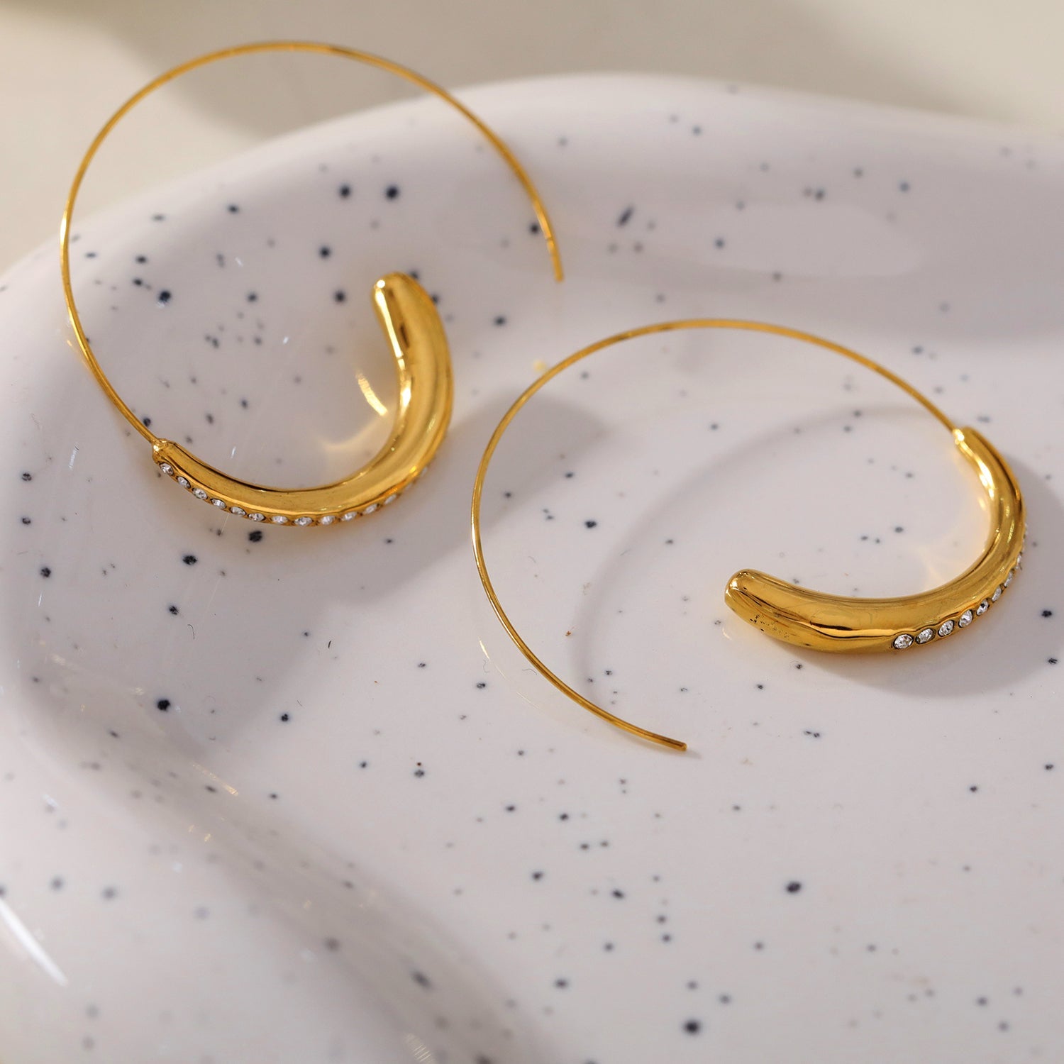 LYSSA : Boucles d'oreilles géométriques - Élégance incurvée avec des strass scintillants.