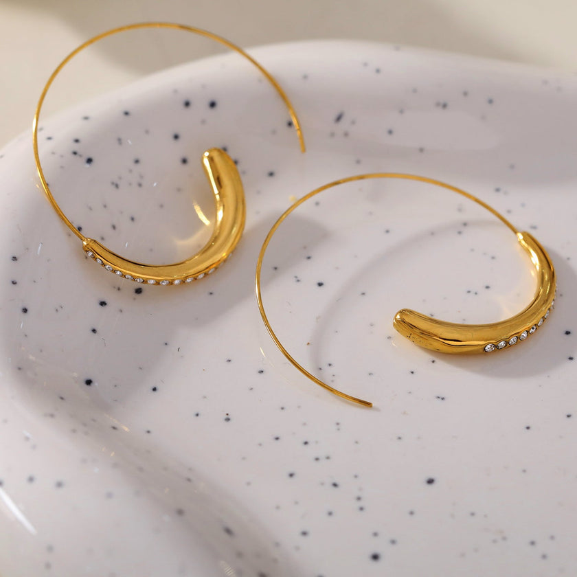 LYSSA : Boucles d'oreilles géométriques - Élégance incurvée avec des strass scintillants.