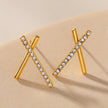 TESSA : Boucles d'oreilles à barres croisées avec pierres précieuses en zircone.