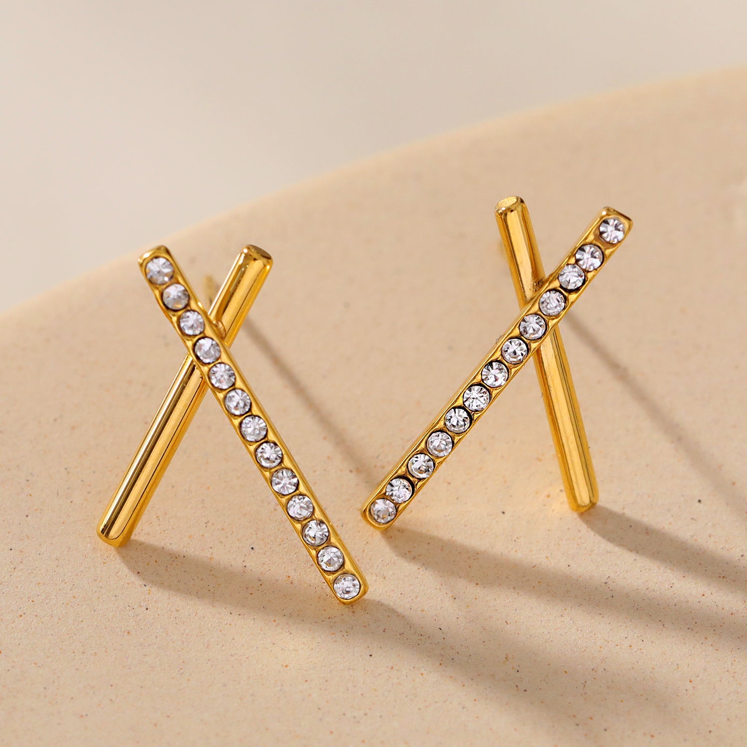 TESSA : Boucles d'oreilles à barres croisées avec pierres précieuses en zircone.