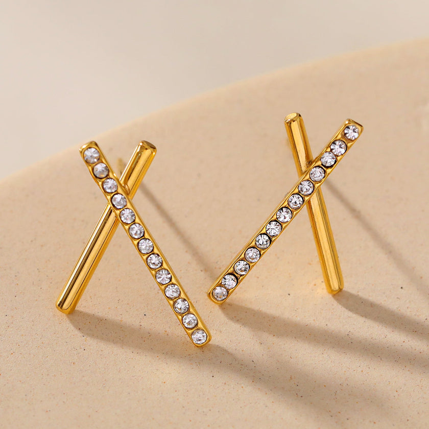 TESSA : Boucles d'oreilles à barres croisées avec pierres précieuses en zircone.