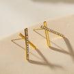 TESSA : Boucles d'oreilles à barres croisées avec pierres précieuses en zircone.